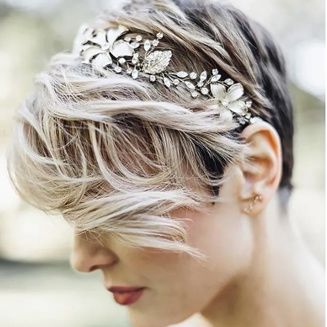 coupe-courte-mariage-Woman Getting Married